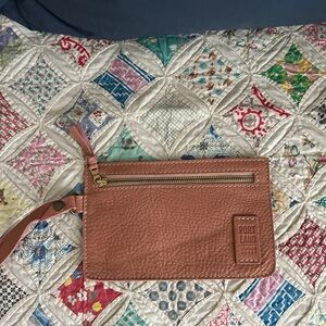 Portland Leather Adriana pouch in a dusty pink leather